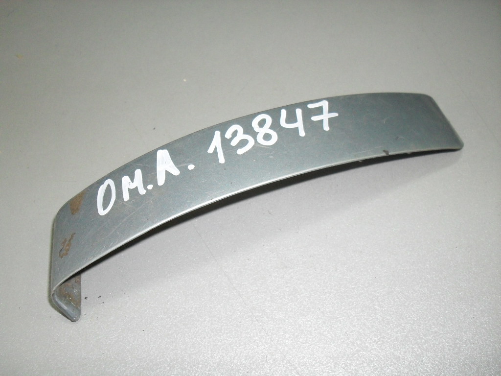 Opel Omega A (1986 - 1994) Накладка заднего крыла правого (90247236)