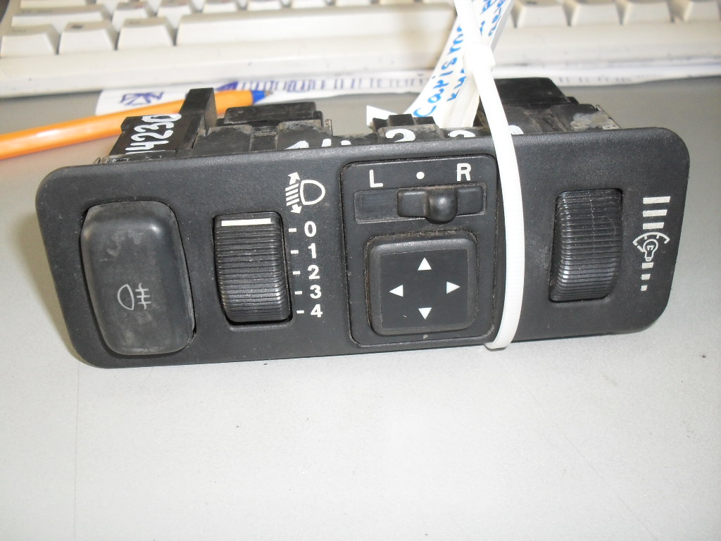 Mitsubishi Carisma (DA) (2000 - 2003) Блок кнопок (регулировка корректора фар, подсветки панели приборов, противотуманной фары.)