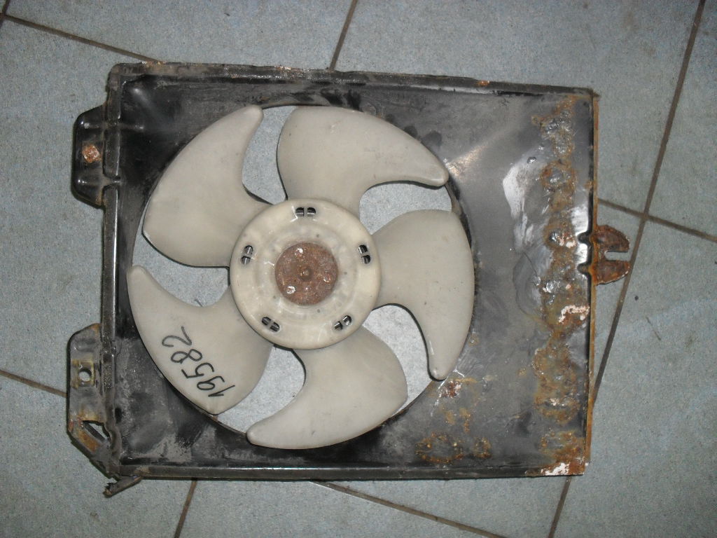 Mitsubishi Carisma (DA) (2000 - 2003) Вентилятор радиатора (MR460784  MR914267  SSA431B091 кондиционера 1,6 1,8 GDI  диффузор с дефектами)