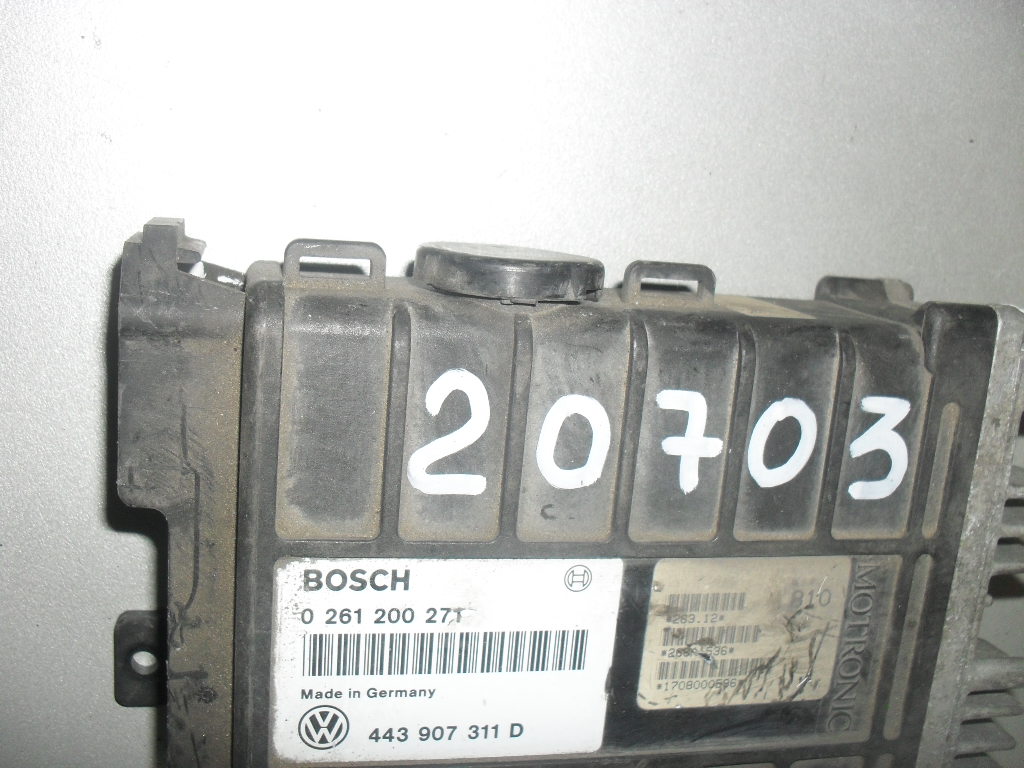 VW Passat [B3] (1988 - 1993) Блок управления двигателем (0261200271  443907311D MOTRONIC  BOSCH)