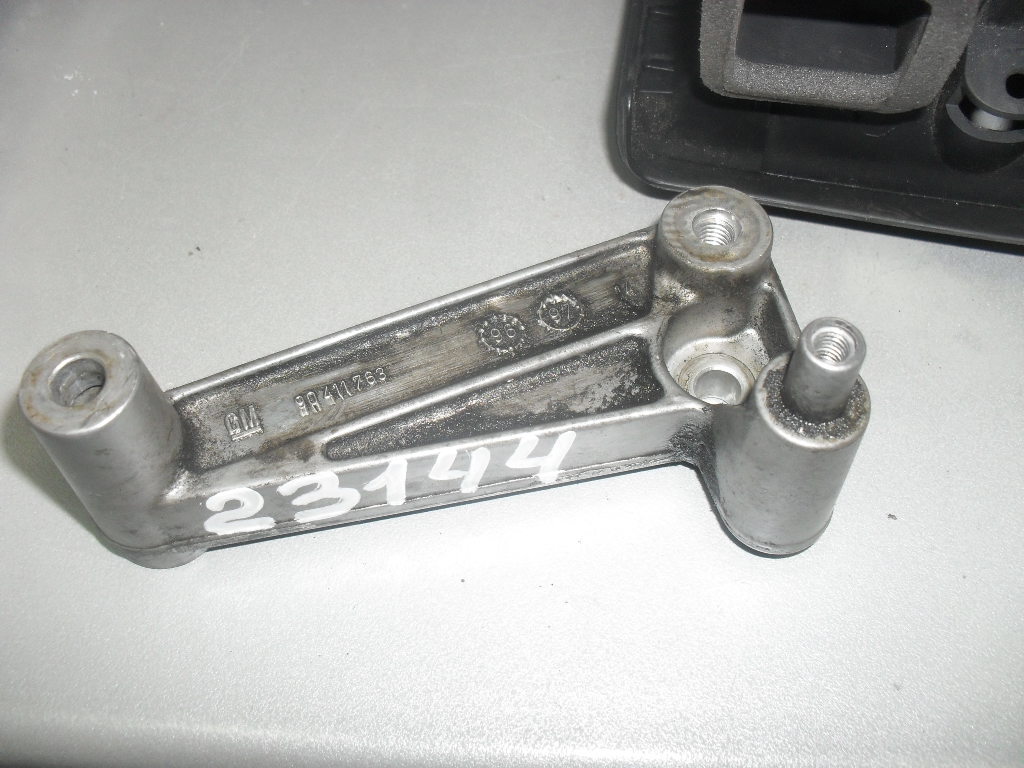 Opel Vectra B (1995 - 1999) Кронштейн ролика-натяжителя руч. ремня (90411763  1.8  X18XE)
