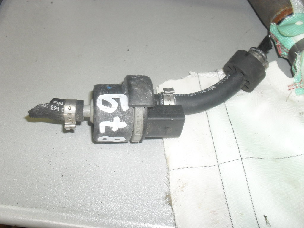 Audi A4 [B6] (2000 - 2004) Клапан вентиляции топливного бака (058133517B)